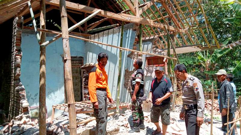 Rumah Warga Tiba-tiba Ambruk