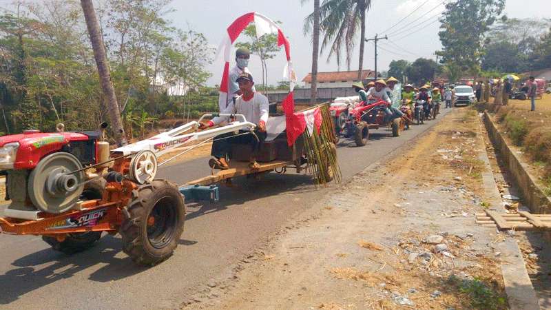 Sambut Sura, Petani Purwanegara Banjarnegara Kirab Puluhan Traktor