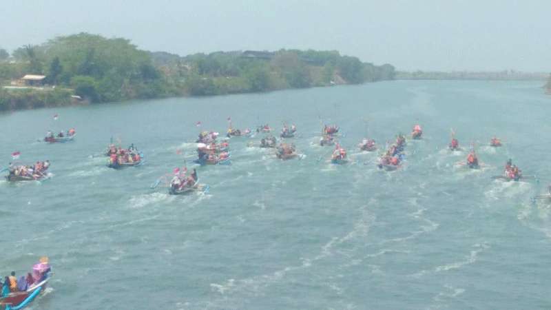 Sedekah Laut, Puluhan Perahu Larung Sesaji