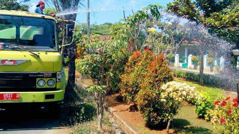 Terancam Kekeringan, Tanaman di Seputar Kota Kebumen Disiram