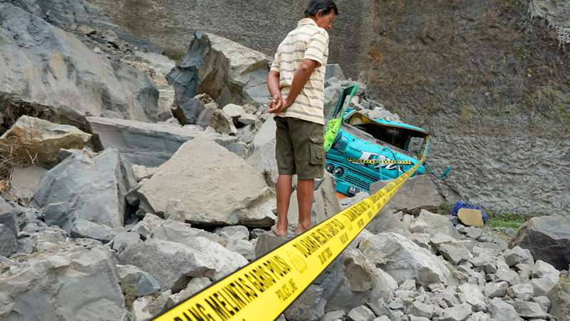 Tebing Longsor, Supir Truk Nyaris Tertimbun