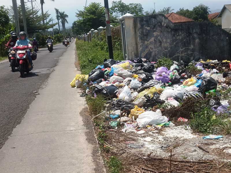 Tumpukan Sampah Liar di Jalan Raya Sumbang