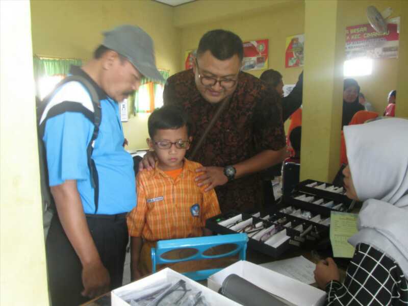 Baksos, Gapopin Cilacap Bagikan Kacamata Gratis untuk Siswa Sekolah Dasar