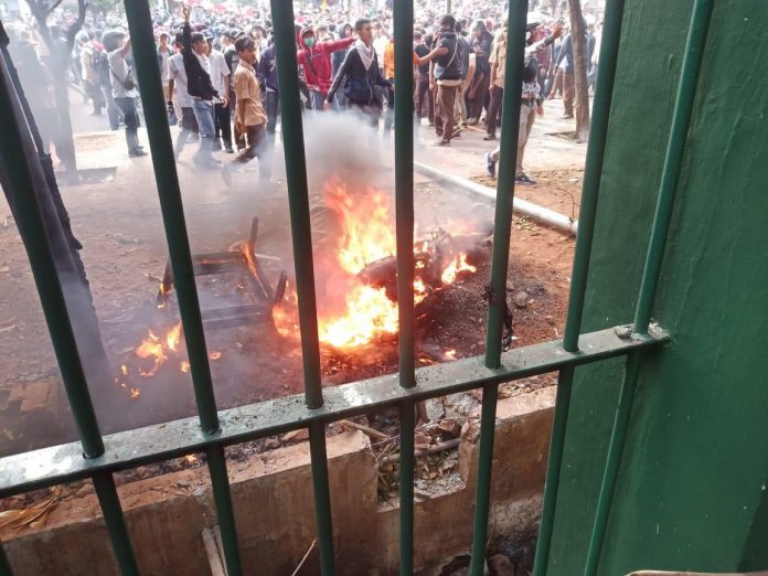 Ricuh di DPR, Motor Wartawan Okezone ikut Dibakar Massa