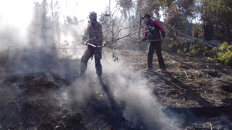 Gunung Petarangan Masih Dipenuhi Asap