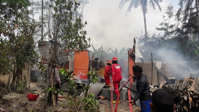 Rumah Warga Jeruklegi Wetan Terbakar