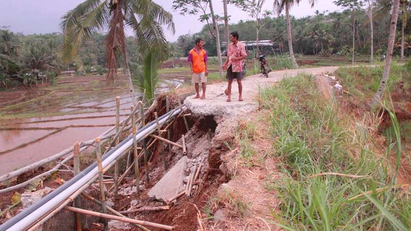 Jalan Depok - Kutayasa Putus