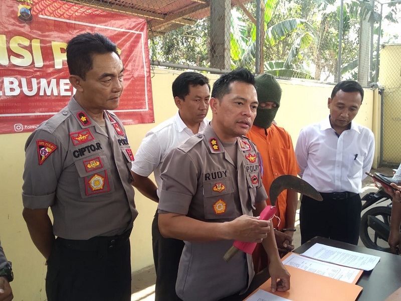 Acungkan Sabit, Preman Kampung di Kebuman Peras Wisatawan