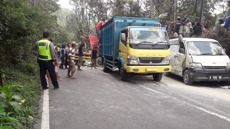 Rem Blong, Truk Tabrak Dua Minibus di Karangreja