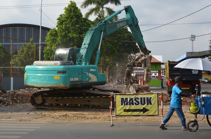 Sempit, Pintu Gerbang GOR Satria Dibongkar