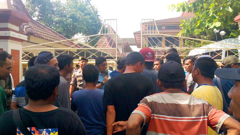 Penambang Datangi Gedung Dewan