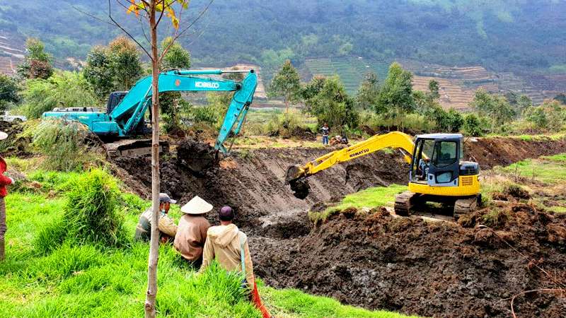 Petani Nekat Sedot Air Telaga Merdada
