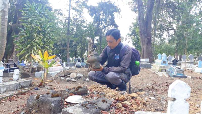 Ratusan Batu Candi Dijadikan Nisan