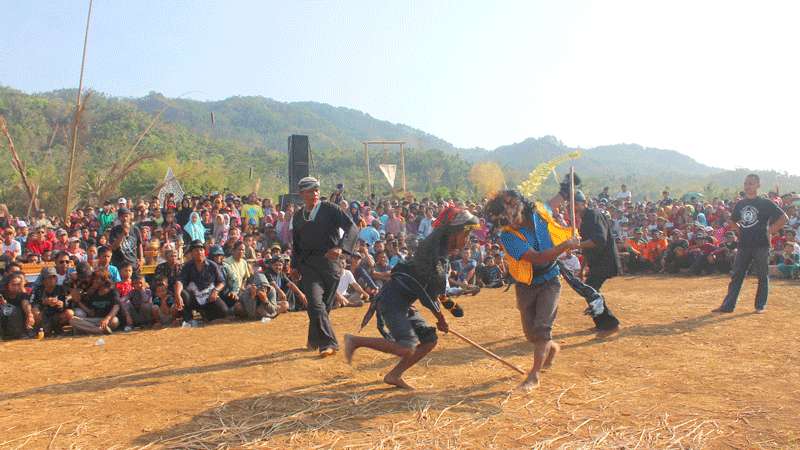 Warga Bersimbah Darah Memohon Turun Hujan