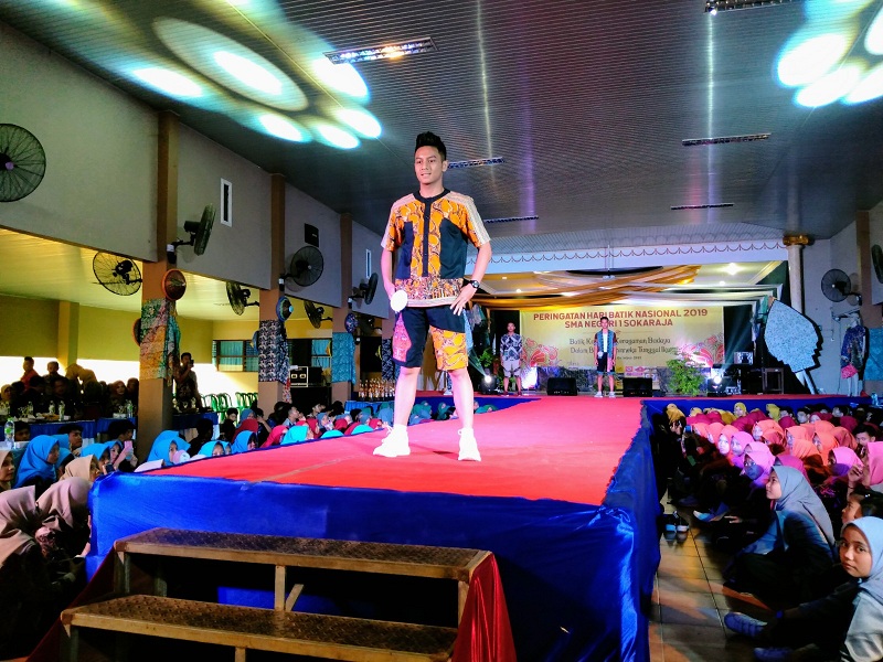 SMAN 1 Sokaraja Meriahkan Hari Batik dengan Fashion Show