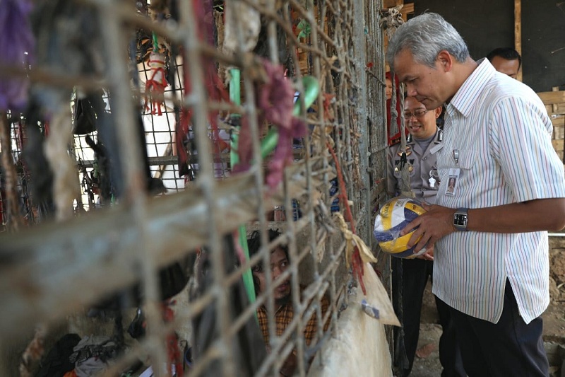 Luwesnya Gubernur Ganjar Merayu Penderita Gangguan Jiwa agar Mau Dirawat