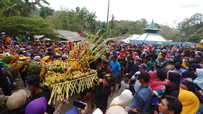 16 Gunungan Meriahkan Festival Rewanda Bojana di Masjid Cikakak