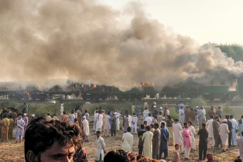 71 Orang Tewas dalam Kebakaran Kerata di Pakistan