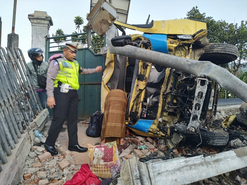 Kecelakaan Karombol di Kretek Dipicu Rem Truk Keramik Blong