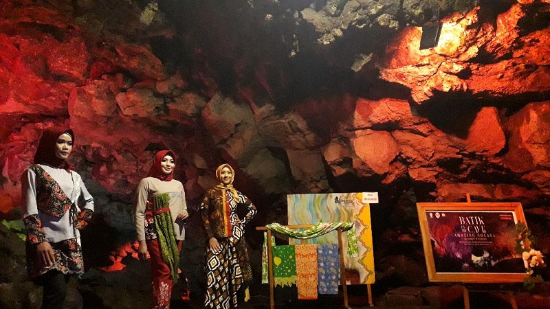 Kenalkan Wisata dan Batik, Purbalingga Gelar Fashion Show di Goa Lawa
