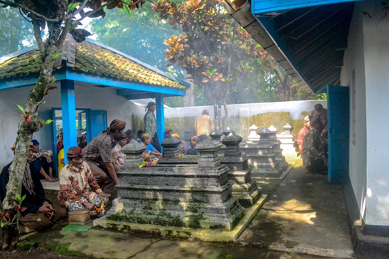 Masyarakat ADAT Kalikudi Adipala Resik Kubur