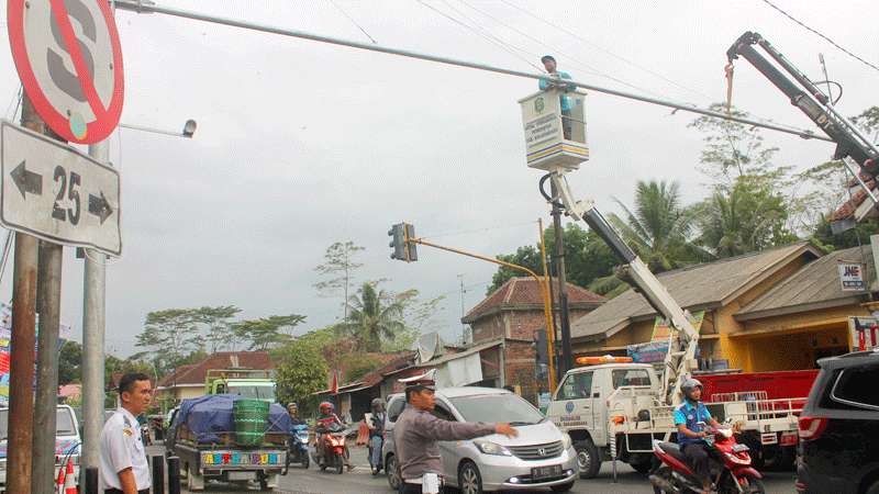 Diprotes Warga, Traffic Light Dibongkar