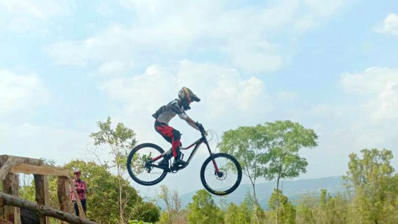Dua Rider Banjarnegara Merajai Salatiga Down Hill