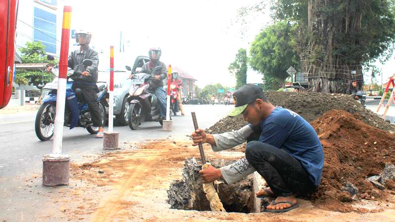 Jalan di Selatan Alun-alun Berlubang