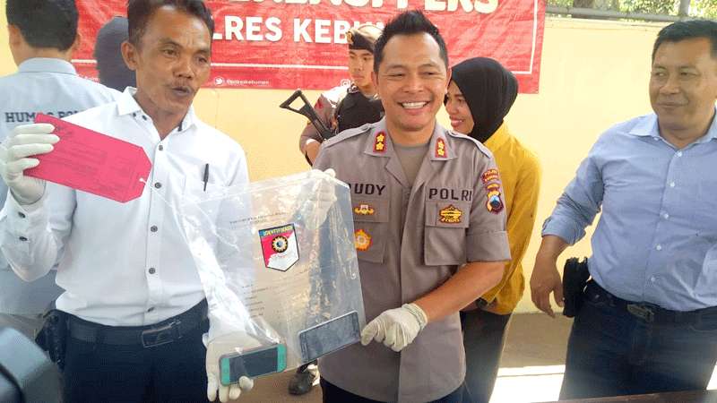 Modus Penelitian, Pelajar Minta Foto Bugil