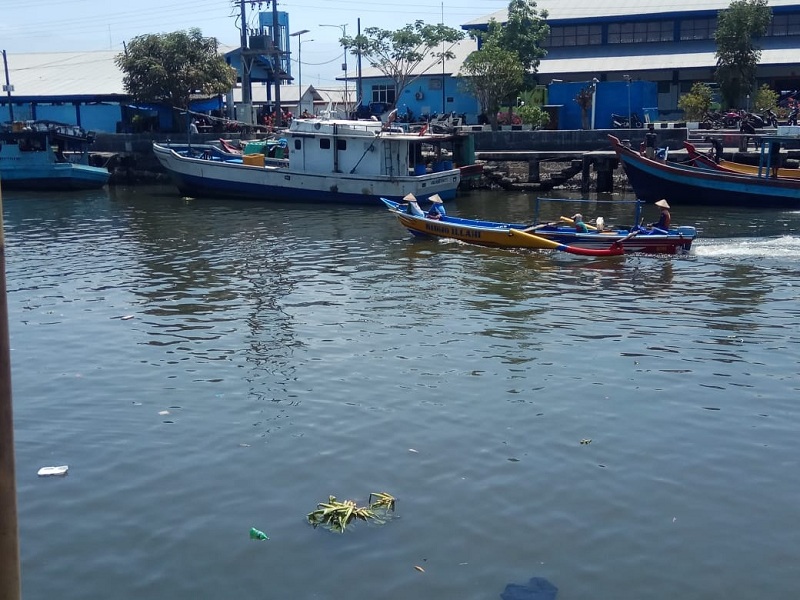 Sampah Menumpuk di Sungai Kaliyasa Ganggu Nelayan