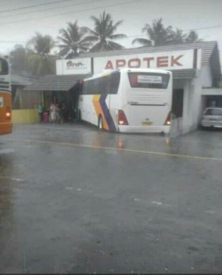 Jalan Licin, Bus Tabrak Apotek di Jeruklegi