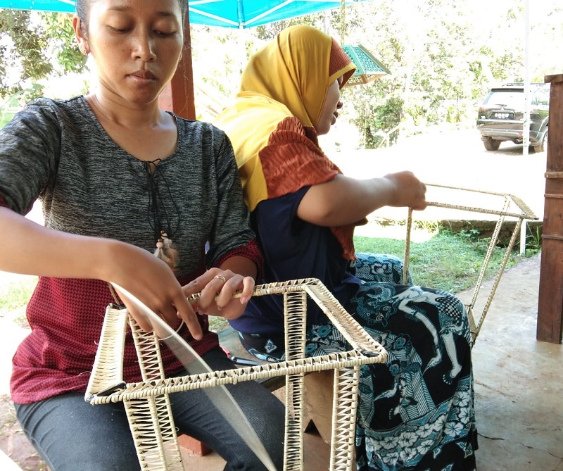 Kerajinan Kampung Bambu Desa Mujur, Kroya Tembus Pasar Eropa