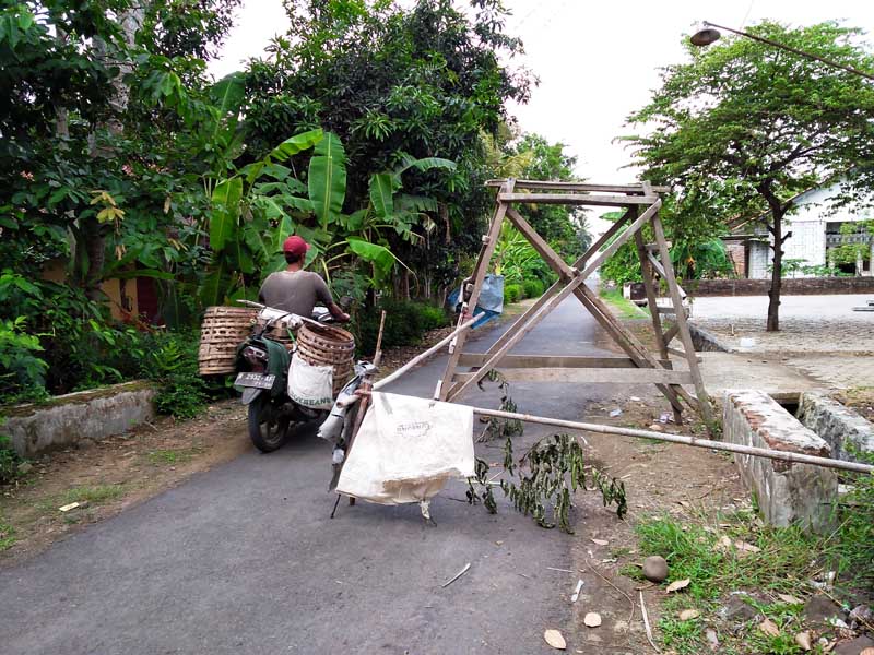 Dilalui Truk,  Aspal Gorong-Gorong di Desa Nusaminggir Ambles