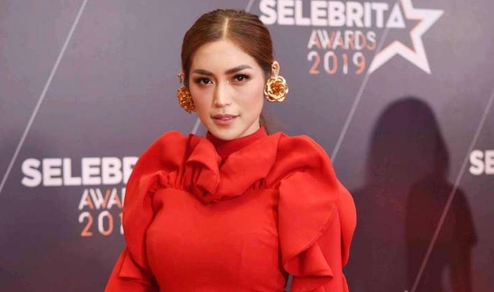 Jessica Iskandar Pesan Enam Gaun Pengantin