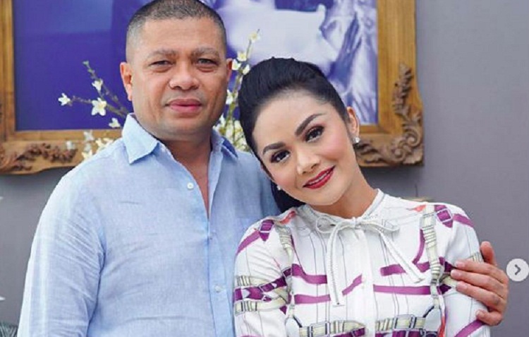 Dikabarkan Retak, Krisdayanti Pamer Kemesraan