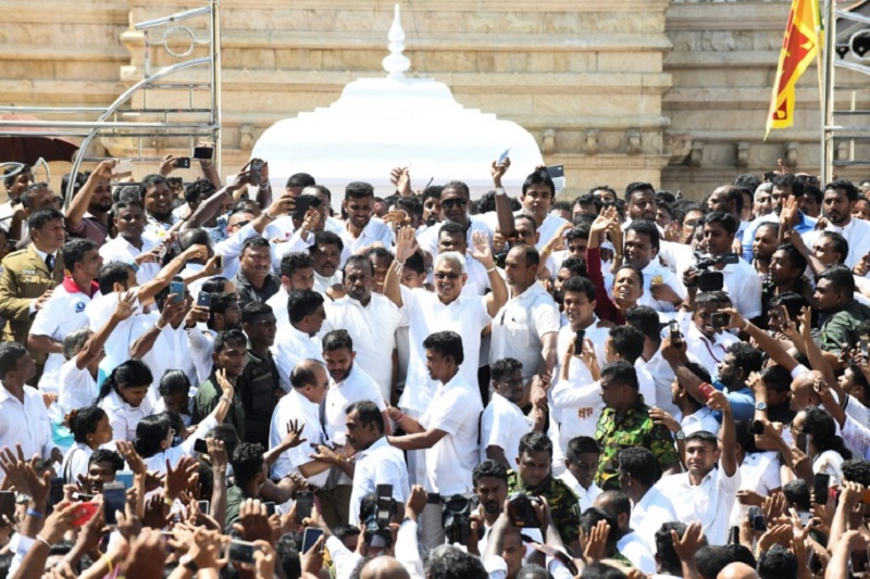 Presiden Baru Sri Lanka Bersumpah di Kuil Budha