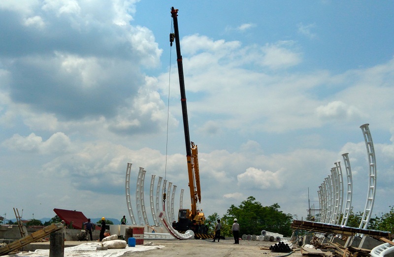 Diamater Lengkung 20 Meter, Ornamen Jensud-Gerilya Dipasang