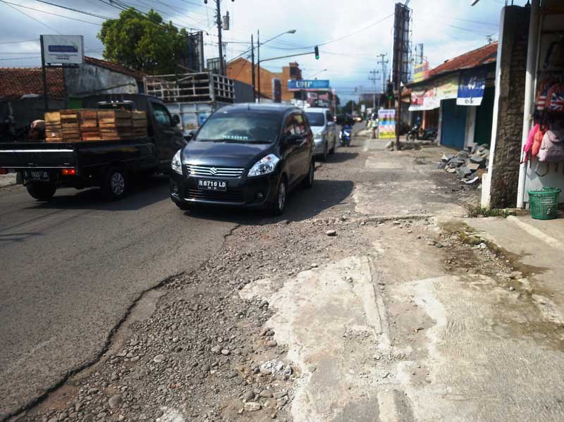 Pengendara Keluhkan Jalan Rusak yang Lama Tak Diperbaiki