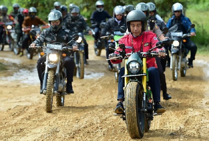 Jokowi Lintasi Perbatasan dengan Motor Custom