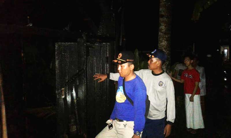 Tersambar Petir, Rumah Nenek Nenek Ludes Terbakar