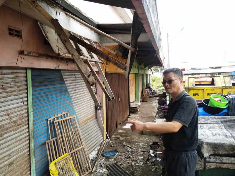 Kios dan Drainase Pasar Karanganyar Rusak