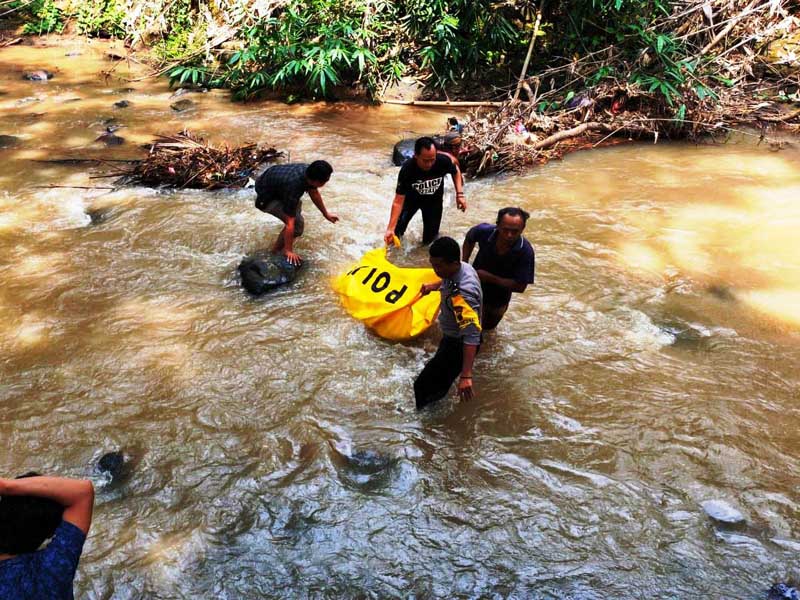 Mayat Wanita Ditemukan di Sungai Onggok