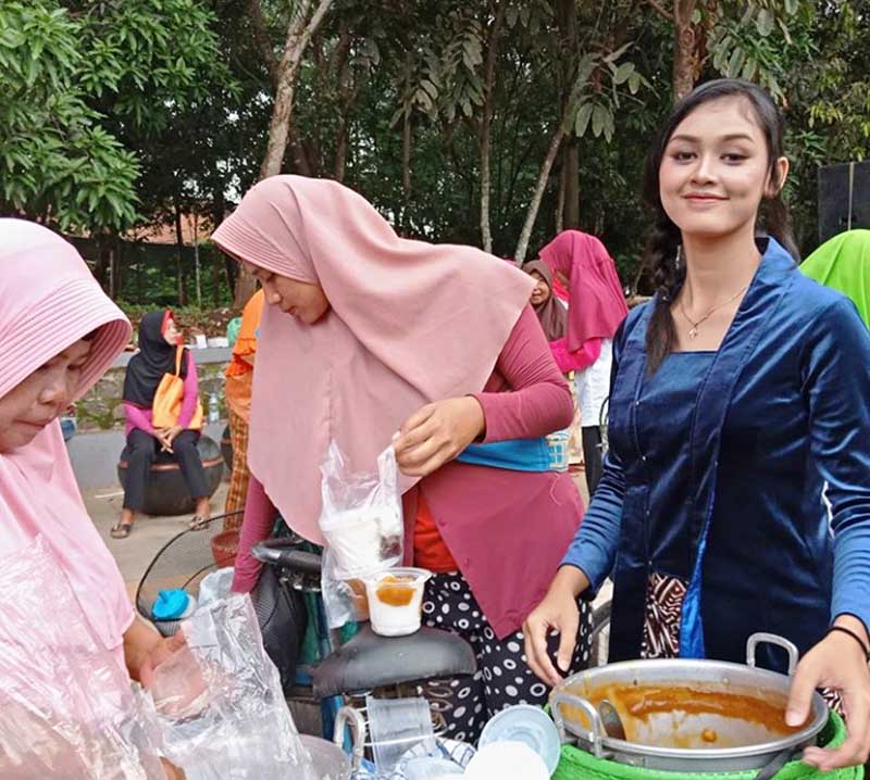 Ribuan Cup Bubur Dibagikan Gratis di Hari Ibu