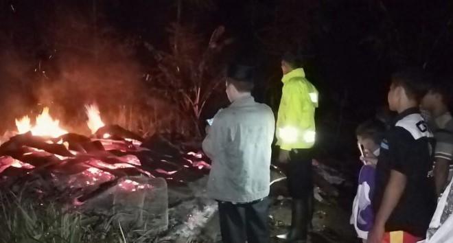 Ditinggal Jemput Suami, Rumah Ludes Terbakar