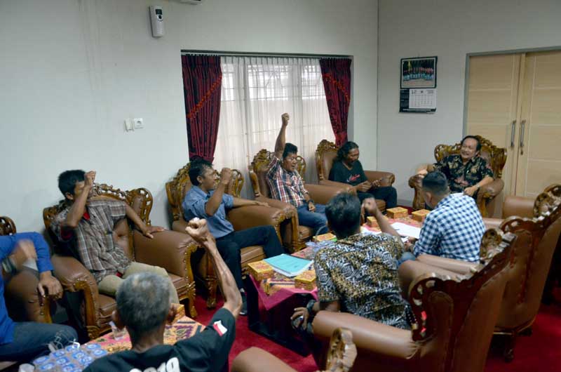 Datangi DPRD, Desak Jembatan Dibongkar