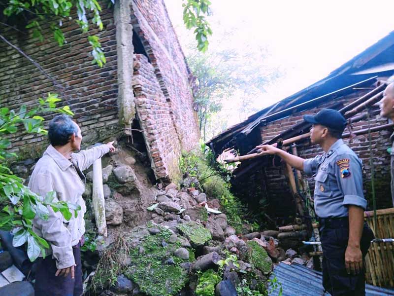 Hujan Deras, Tembok Rumah Warga Nyaris Ambruk
