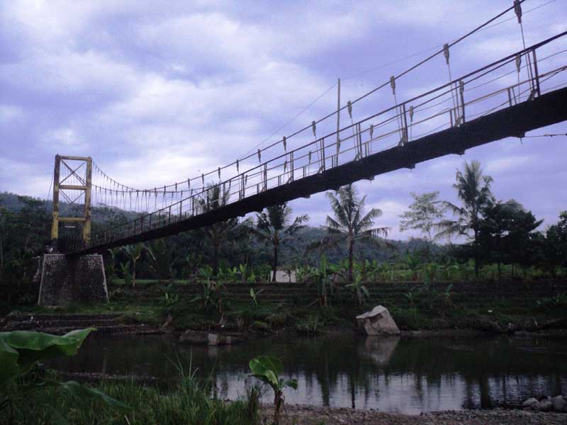 Hujan dan Angin Bikin Jembatan Gantung Sindang Rawan