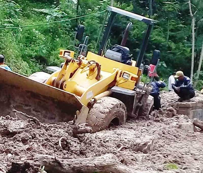 Bersihkan Longsoran, Alat Berat Malah Terperosok