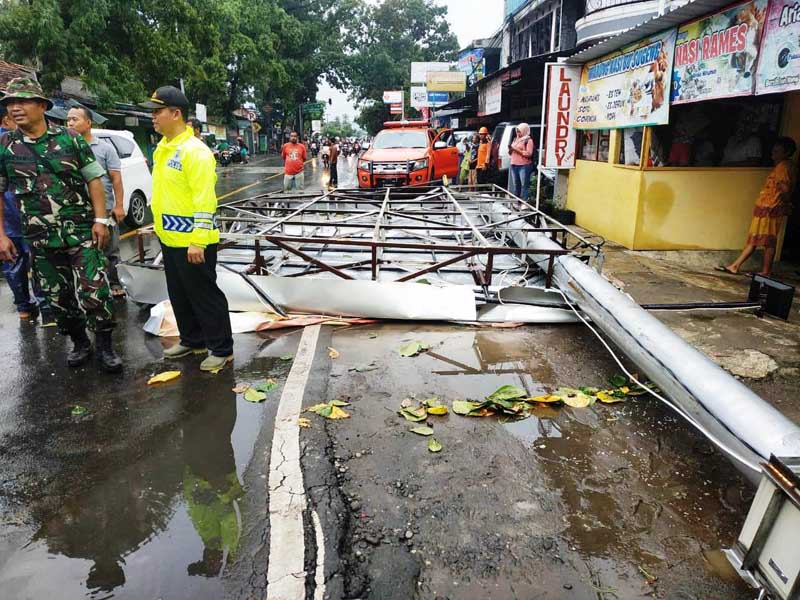Diterjang Angin, Puluhan Pohon Tumbang, Dua Baliho Roboh