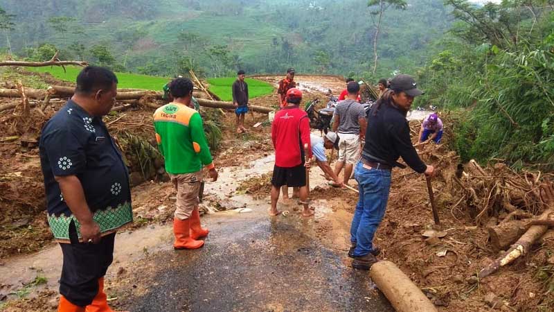 Bencana Tanah Longsor Tutup Jalan di Sirau